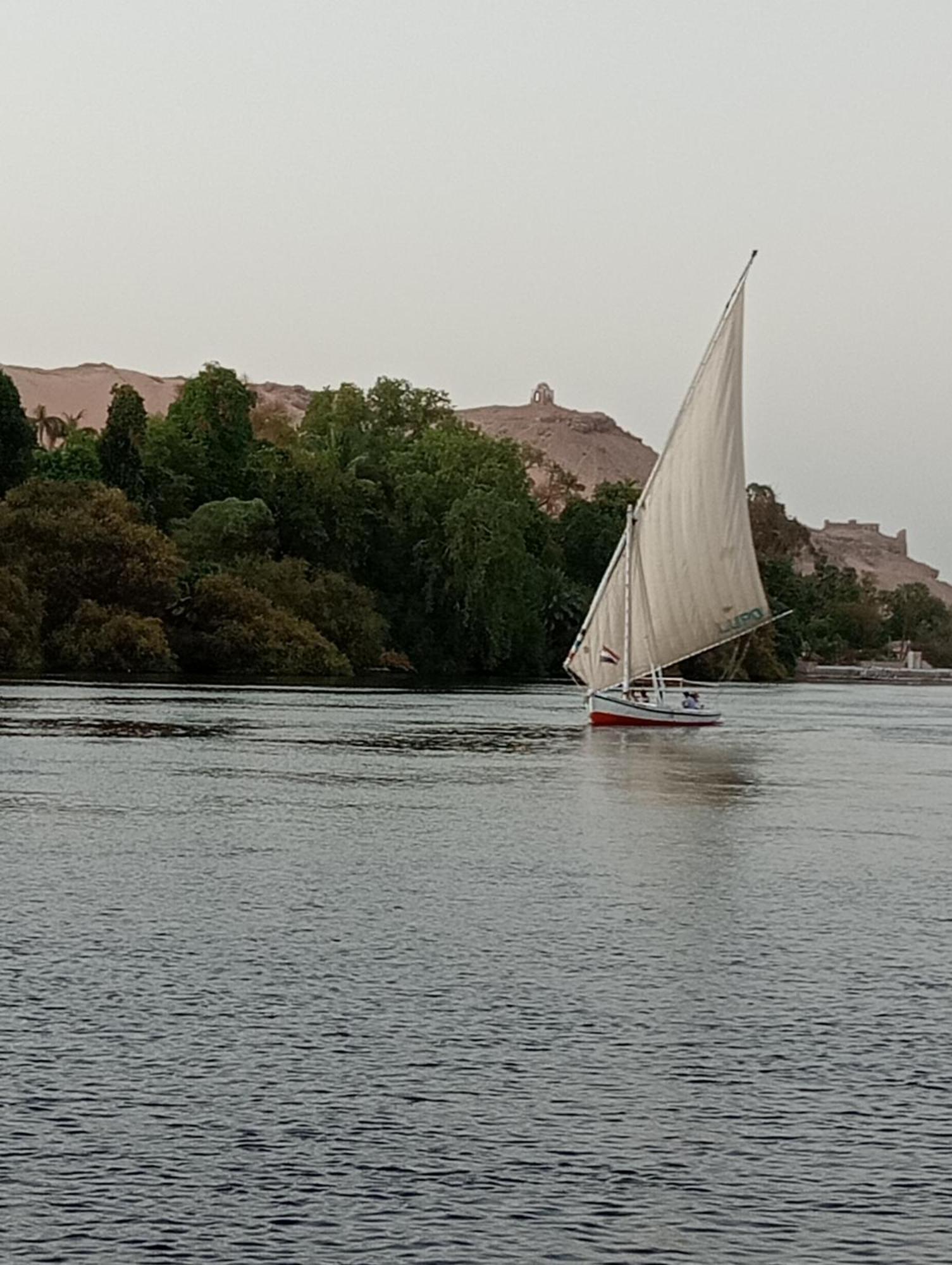 Houseboat Hotel And Nile Cruises Zainoba Asvan Dış mekan fotoğraf